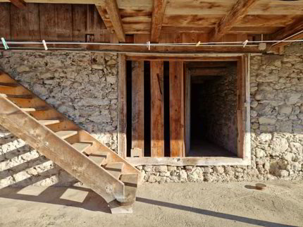 L'âme de l'ancien, le confort du neuf : appartement duplex de 4œ 1/5