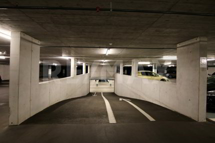 Grosszügiger Tiefgaragenparkplatz in der Überbauung Schlossbungert in Zizers 1/3