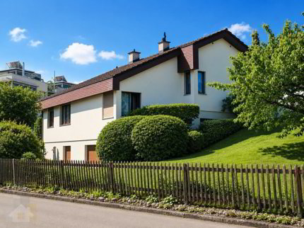 Freistehendes Einfamilienhaus in Seenähe mit grossem Garten 1/1