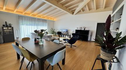 Maison de 9 pièces en vente à - - 294 m² 1/5
