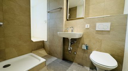 Wunderschöne neuwertige 3.5-Zimmerwohnung (w5) mit Balkon, eigener Waschmaschine, Kellerabteil (ohne Lift) 1/5