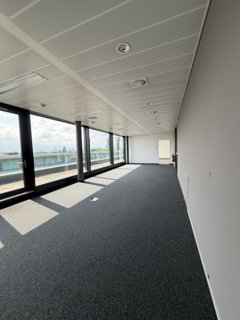 Surface de bureaux de 77 m² offrant un cadre de travail fonctionnel et agréable, idéal pour une activité administrative ou de services. 1/5