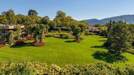 Exclusive Listing – An Exceptional Property Set in Lush Green Surroundings 1/5