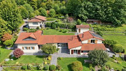 Herrenhaus: Pool und zwei Nebengebäude in der Ruhe der Capriasca 1/5