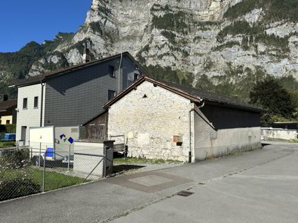 Lagergebäude (Schopf) mit 2 Aussenparkplätzen 1/3