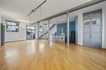 Einzigartiges, historisches Loft-Haus mit Seesicht und viel Raum zum Wohnen und Arbeiten 1/5
