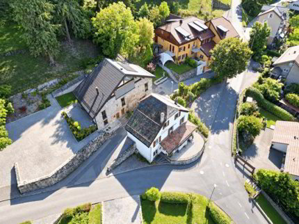 Historique grange rénovée à Chamby avec vue sur le lac et les montagnes 1/5
