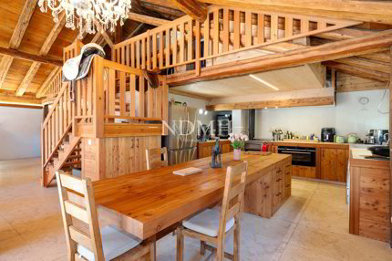 Maison individuelle de 7.5 pièces en vente à Centre - 300 m² 1/5