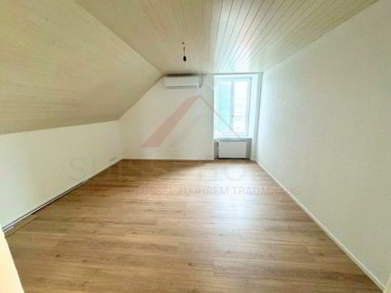 Neuwertige 2.5-Zimmer-Dachwohnung mit Waschturm & Parkplatz 1/5