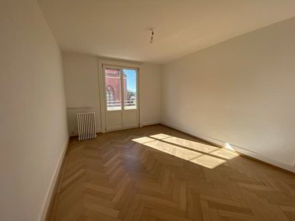 Appartement entièrement rénové de 2 pièces au 4ème étage 1/5