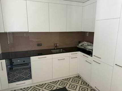 Neuwertige Wohnung (renoviert für CHF 115'000.-) mit Lift an ruhiger Lage 1/5