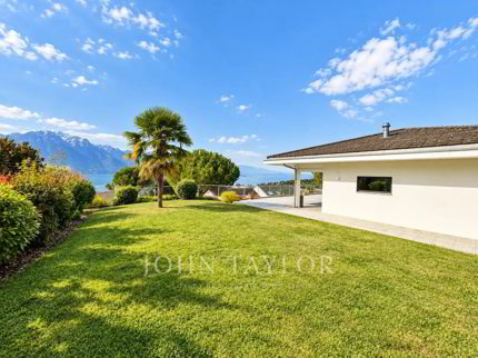 Detached villa in a peaceful setting with panoramic lake view 1/5