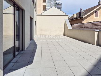 Grande surface commerciale de 150 m² avec vitrines et terrasse 1/5