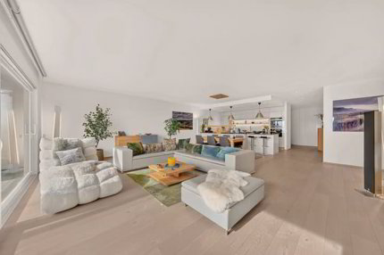 A Rare and Stunning Luxury Apartment with Spectacular Lake & Mont... 1/5