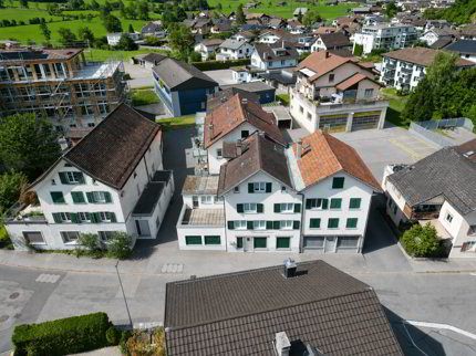 Mehrfamilienhaus mit 8 Wohneinheiten und mehreren Garagen in Netstal GL 1/5