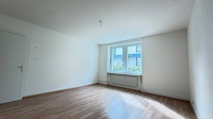Einfache 2.5-EG-Zimmer-Wohnung mit Balkon und Kellerabteil 1/5