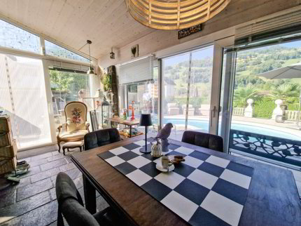 Wohnen mit privatem Pool und traumhaftem Garten - besonderes Einfamilienhaus mit Charme 1/5