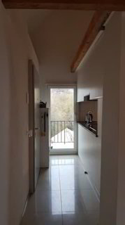 wunderschöne 2.5-Zi-Dachwohnung in kleinem 3-Familienhaus zu vermieten 1/5
