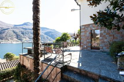 ESCLUSIVO 2.5 LOCALI VISTA LAGO CON GIARDINO E TERRAZZA 1/5