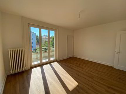 Appartement rénové de 3 pièces au 1er étage 1/5
