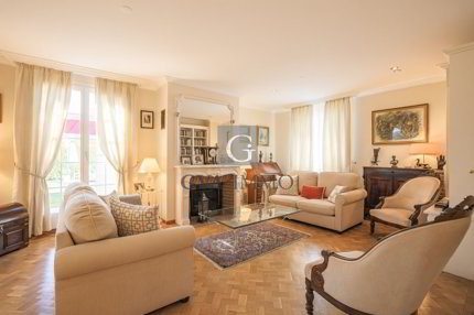 Charming family home—spacious rooms and lush surroundings 1/3
