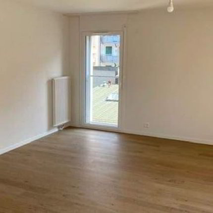 Bel appartement de 1 pièce dans un immeuble entièrement rénové 1/5