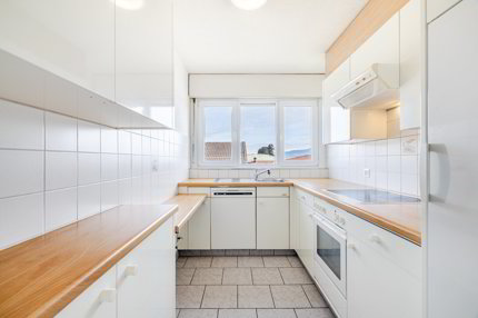 GROSSZÜGIGE 3.5-ZIMMER-WOHNUNG MIT SONNIGEM BALKON UND INDIVIDUELLEM AUSBAUPOTENZIAL 1/5