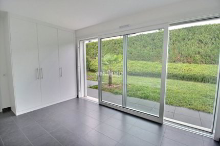 Rez-de-jardin contemporain avec 400 m² de jardin, proche du lac 1/5