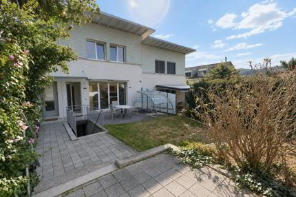 Grosszügiges Einfamilienhaus mit separater Einliegerwohnung 1/5