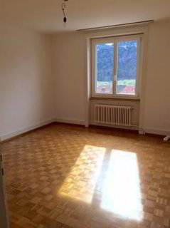 Charmant appartement de 3 pièces au rez-de-chaussée avec parquet d'... 1/5