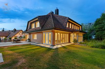 Traumhafte Landhausvilla mit Pool und idyllischer Gartenanlage 1/5