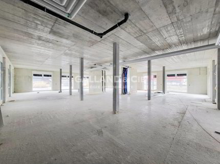 Surface commerciale divisibles de 620 m² avec grandes vitrines 1/3