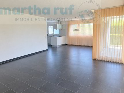 Helle, grosszügige 4.5-Zimmer-Wohnung mit grossem Gartensitzplatz 1/5
